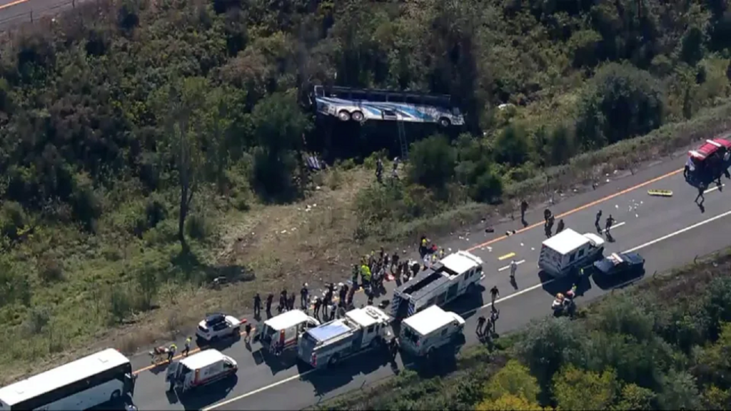 Autobuz școlar prăbușit. Morți şi răniți din cauza unei anvelope defecte - Video