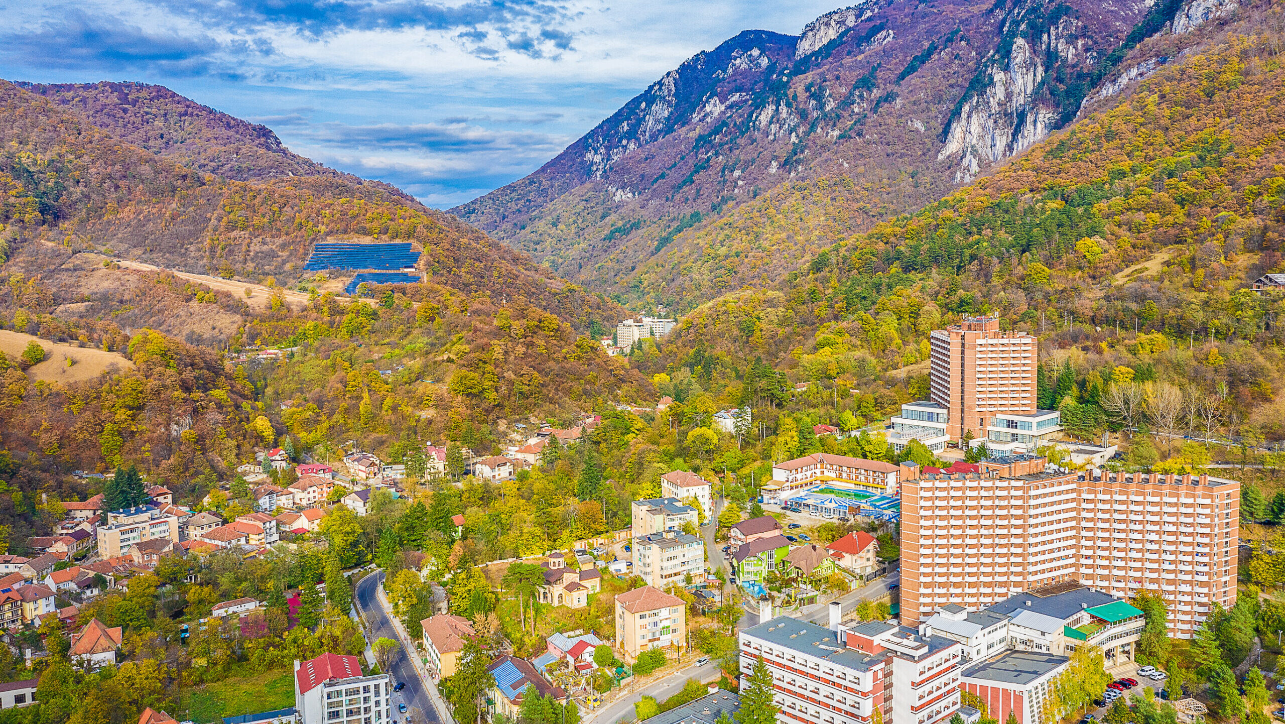 Prima sentință în dosarul DIICOT privind devalizarea stațiunii Băile Herculane. Condamnări grele, achitări, prescripții și confiscări de milioane