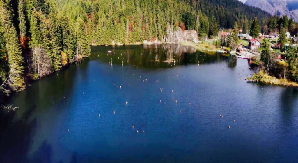 Stațiunea care trebuie vizitată toamna. Are peisaje de vis și un lac de poveste