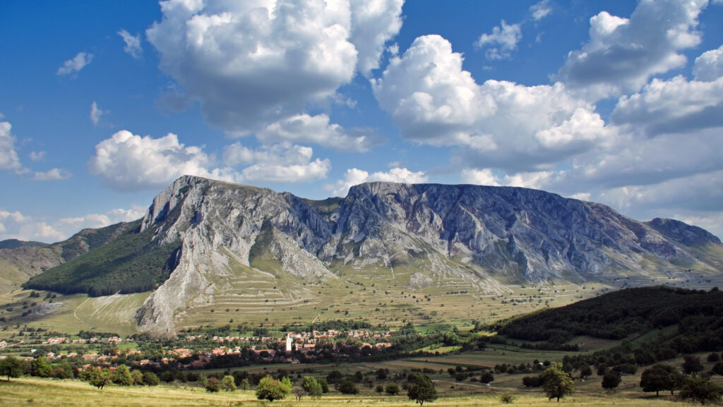 Satul din Alba unde Soarele răsare de două ori. Cum se ajunge aici