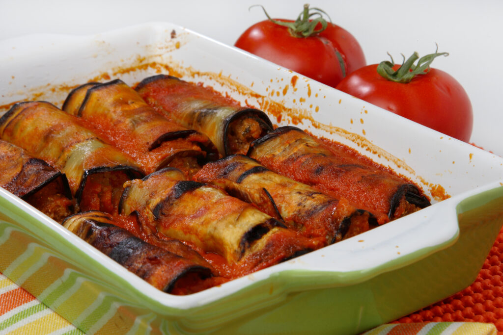 Rețetă simplă și delicioasă. Rulouri de vinete cu sos de roșii și carne la cuptor