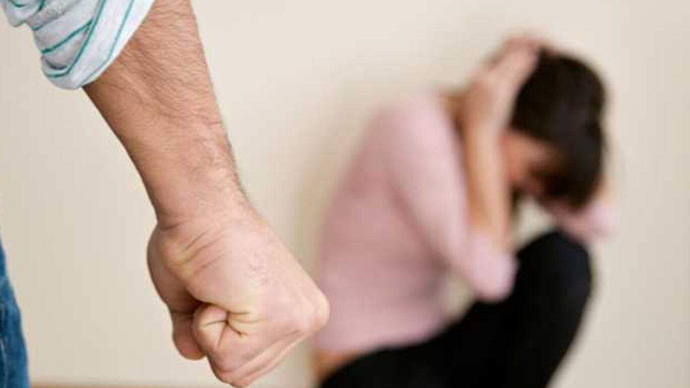 Bărbat, cercetat penal după ce a lovit o femeie pe Calea Victoriei. Victima a suferit o fractură nazală