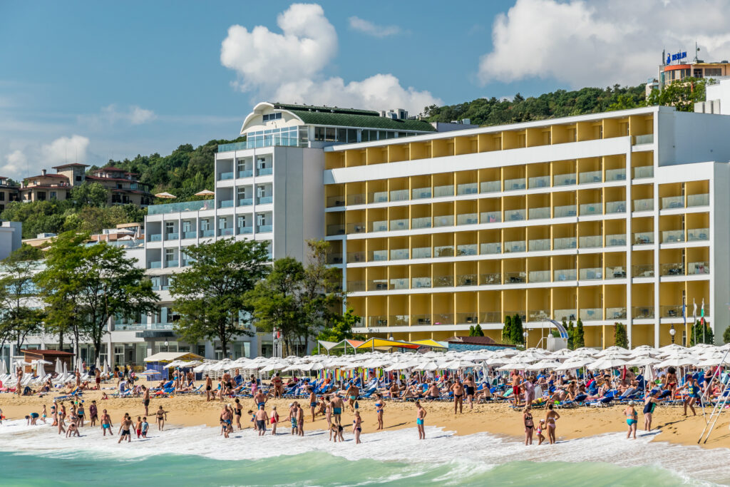 De la relaxare la revoltă: turiștii români, tot mai nemulțumiți de sejururile în țara preferată