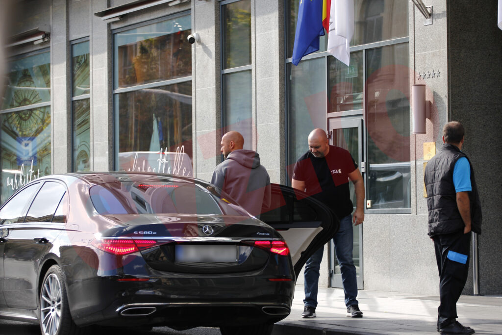 Exclusiv. Frații Tate și-au însemnat și bodyguarzii. Cum au apărut cei doi în centrul Capitalei. Video