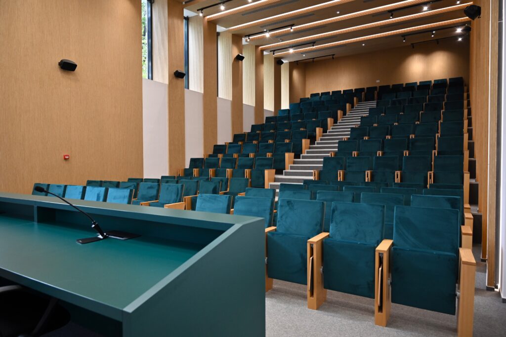 Un student din România are 88 de ani. Ce studiază şi ce meserie are