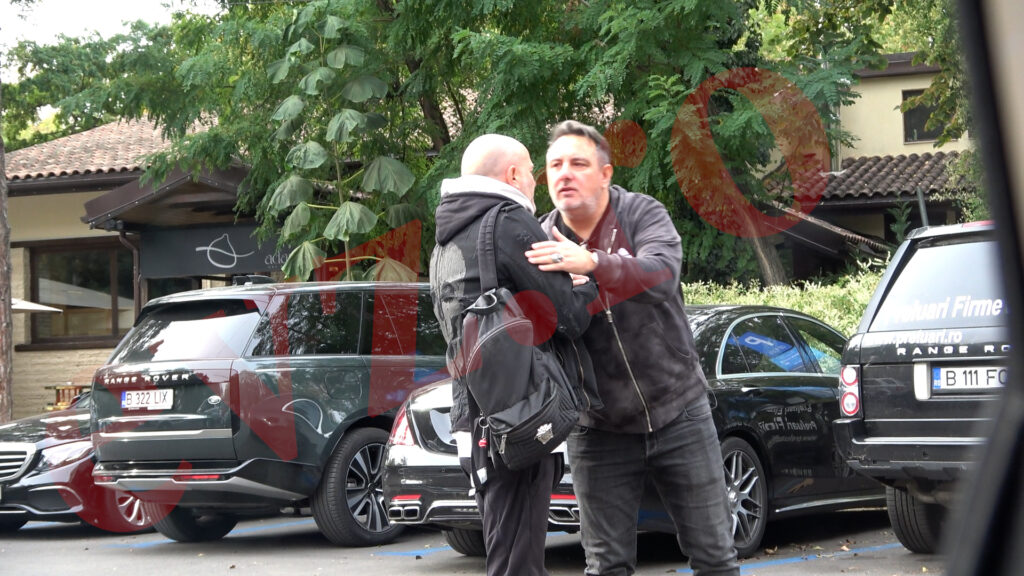 Exclusiv: Dan Capatos, alături de un prieten de suflet. Cu cine a fost surprins prezentatorul în fața unui restaurant. Video