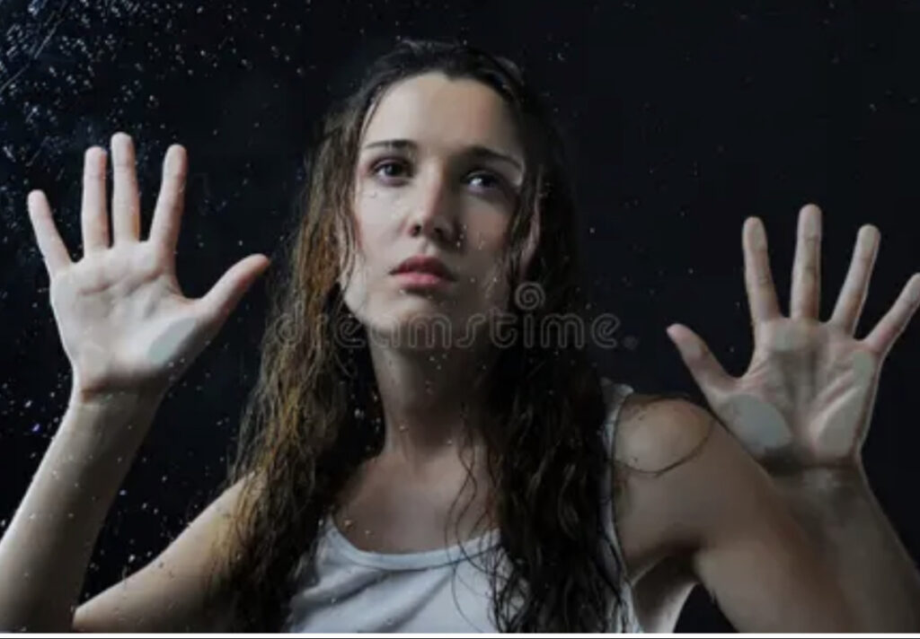 Moda bizară pe care tot mai mulți tineri o aleg: părul nespălat, lipit de cap