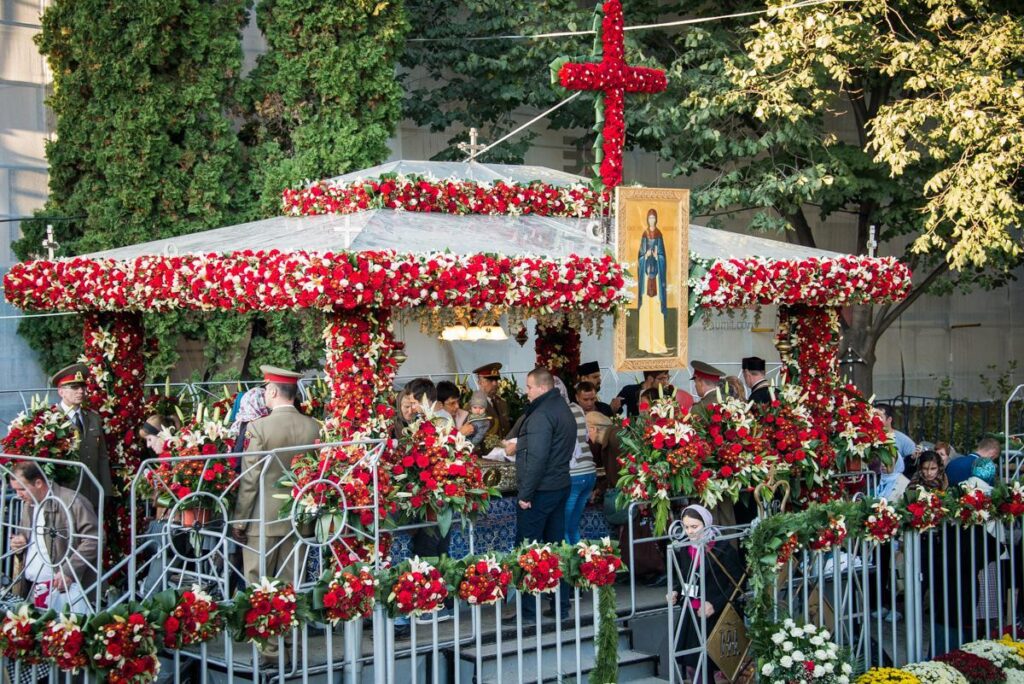 Frigul nu descurajează pelerinii de la moaștele Sfintei Parascheva. Ce a pregătit Mitropolia Moldovei și Bucovinei