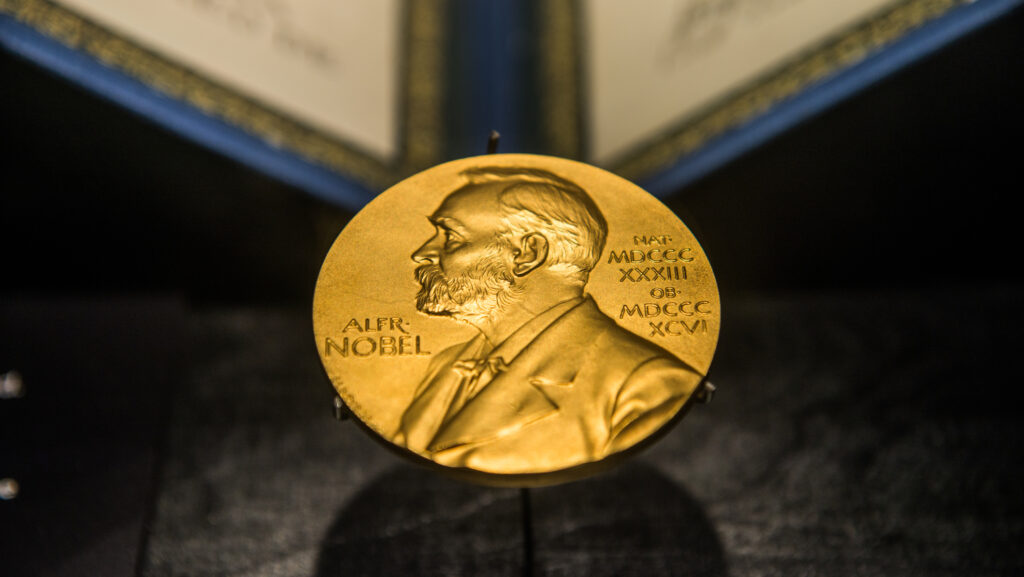 Premiul Nobel pentru Economie, câștigat de trei persoane. Au contribuit la creșterea economică
