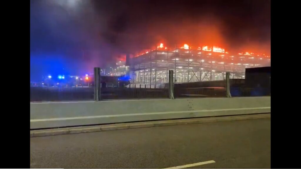 Haos pe aeroportul Luton din Londra. Cursele aviatice au fost suspendate din cauza unui incendiu