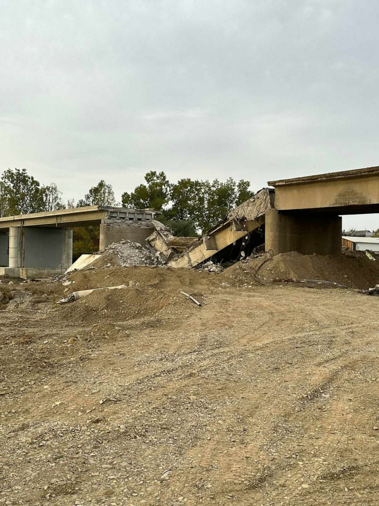 Podul de la Milișăuți s-a prăbușit. Un om de afaceri a vrut să-l refacă singur, exasperat de probleme