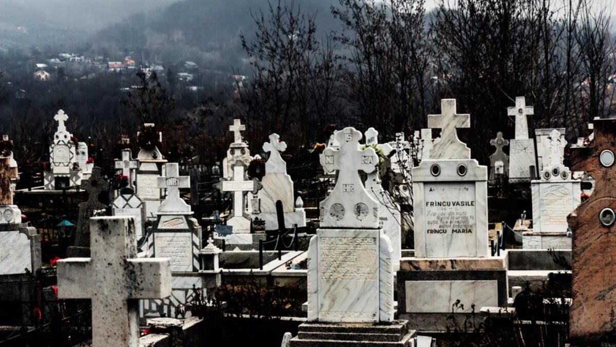 Caz bizar și revoltător în România. Au dezgropat mortul și l-au înjunghiat în inimă