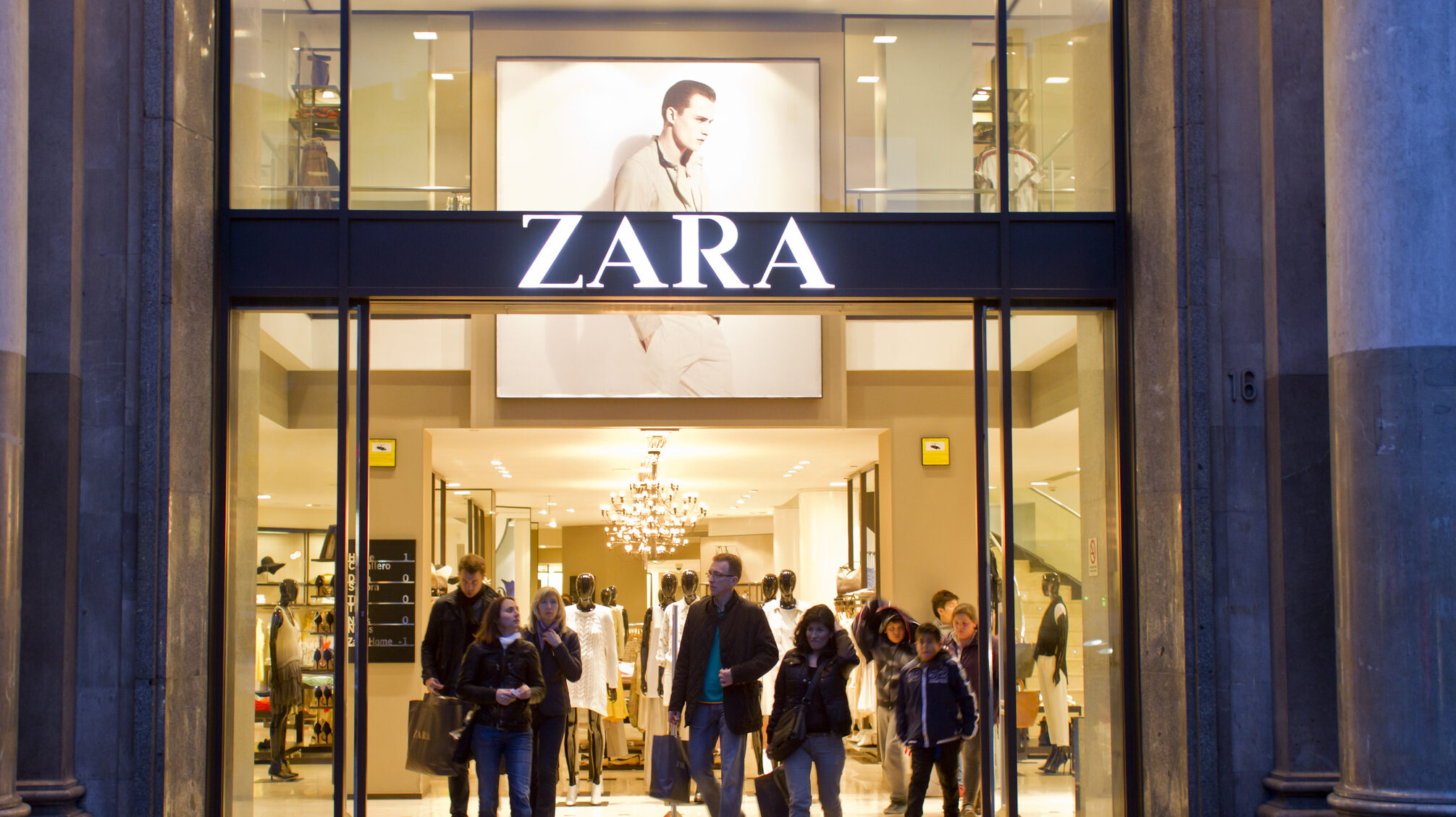 Zara retrage de la vânzare un costum de Halloween pentru copii, criticat pentru asemănarea cu uniformele din lagărele naziste
