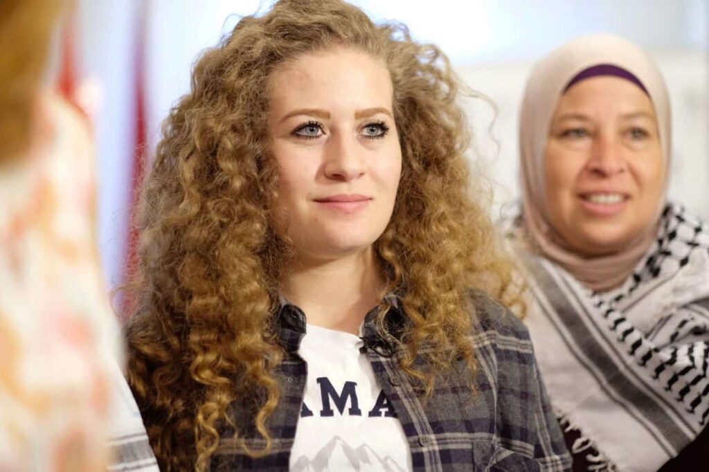Ahed Tamimi, arestată după ce a incitat la terorism: Vă vom bea sângele și vă vom mânca craniul