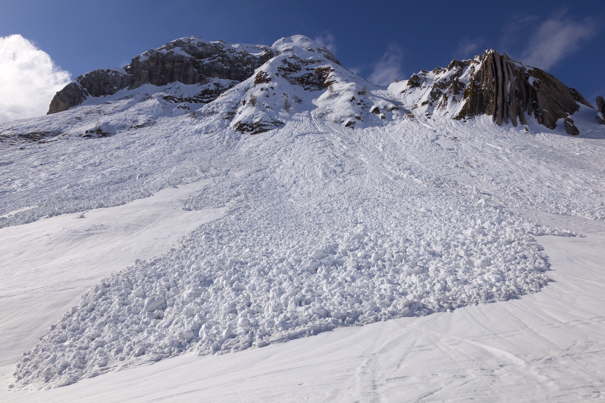 Avalanșă în Bucegi, pe Valea Coștilei. O persoană ar fi fost surprinsă sub masa de zăpadă