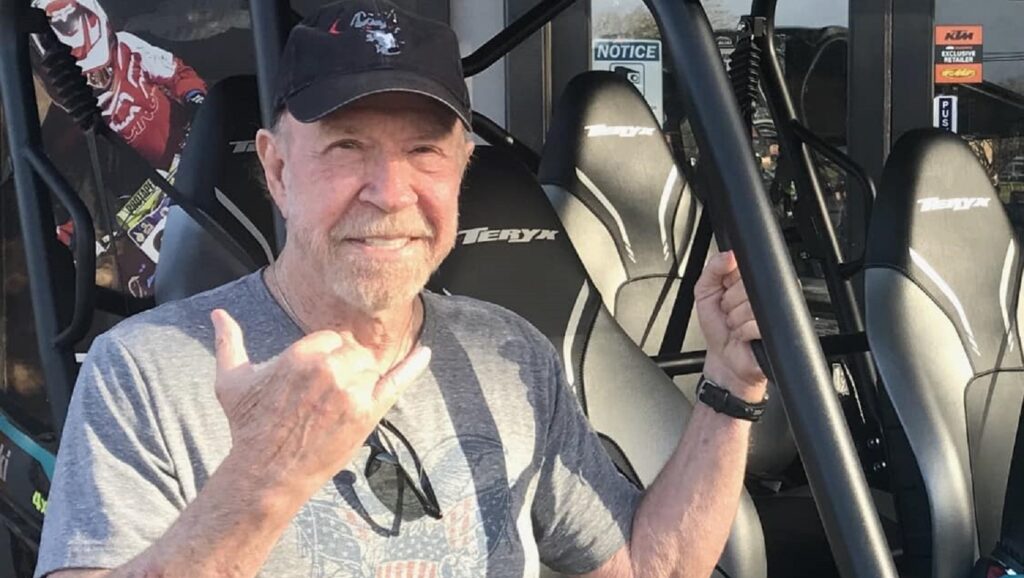 Chuck Norris revine în forţă. Legendarul actor va juca alături de Marc Singer