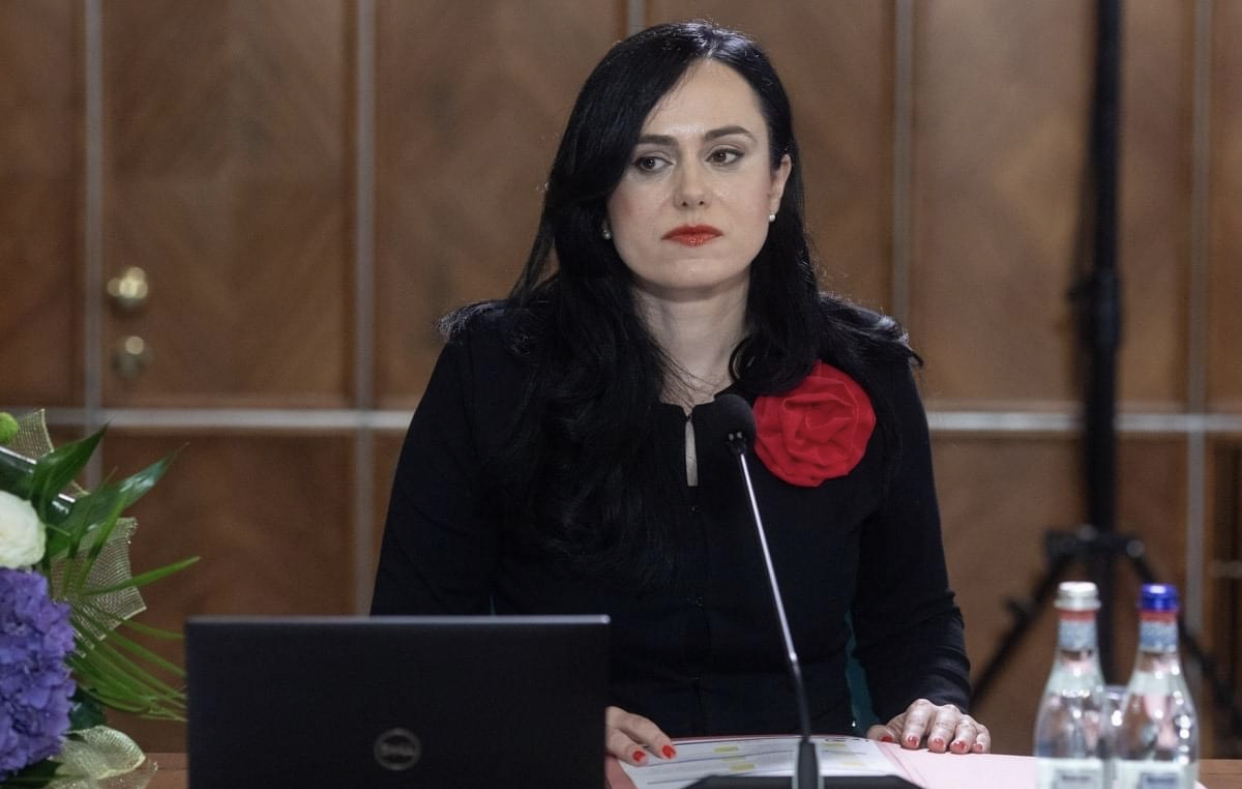 Simona Bucura-Oprescu, ministerul Mucii