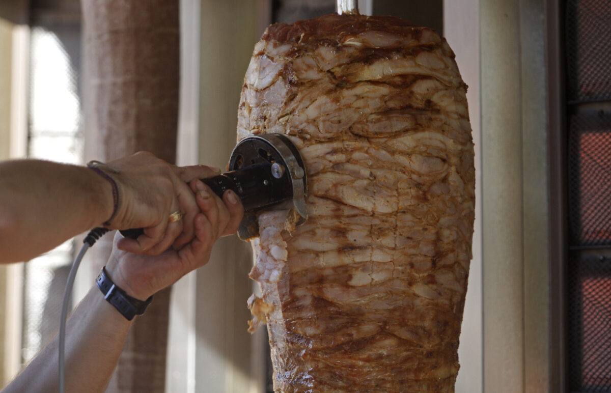 Unde ajunge carnea de la shaormerie. Un fost angajat a divulgat secretul