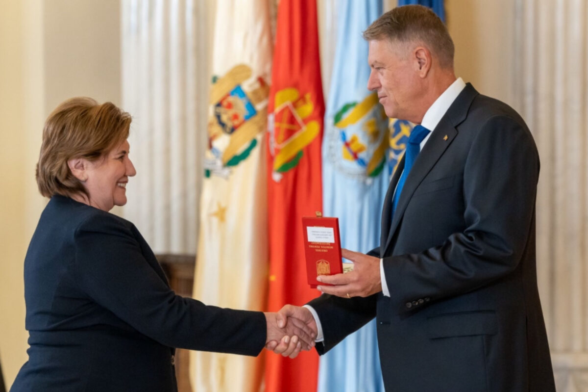 Klaus Iohannis a decorat mai multe personalități, cu prilejul Zilei Naționale