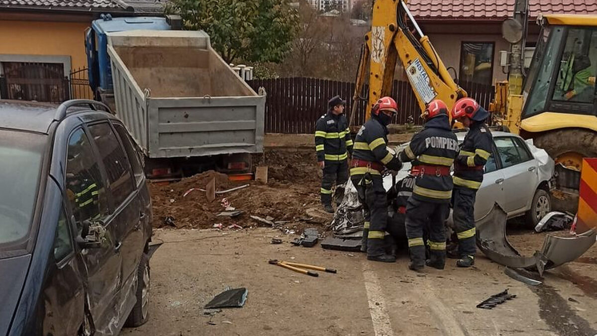 Accident grav în Botoșani. Peretele unei case a fost distrus