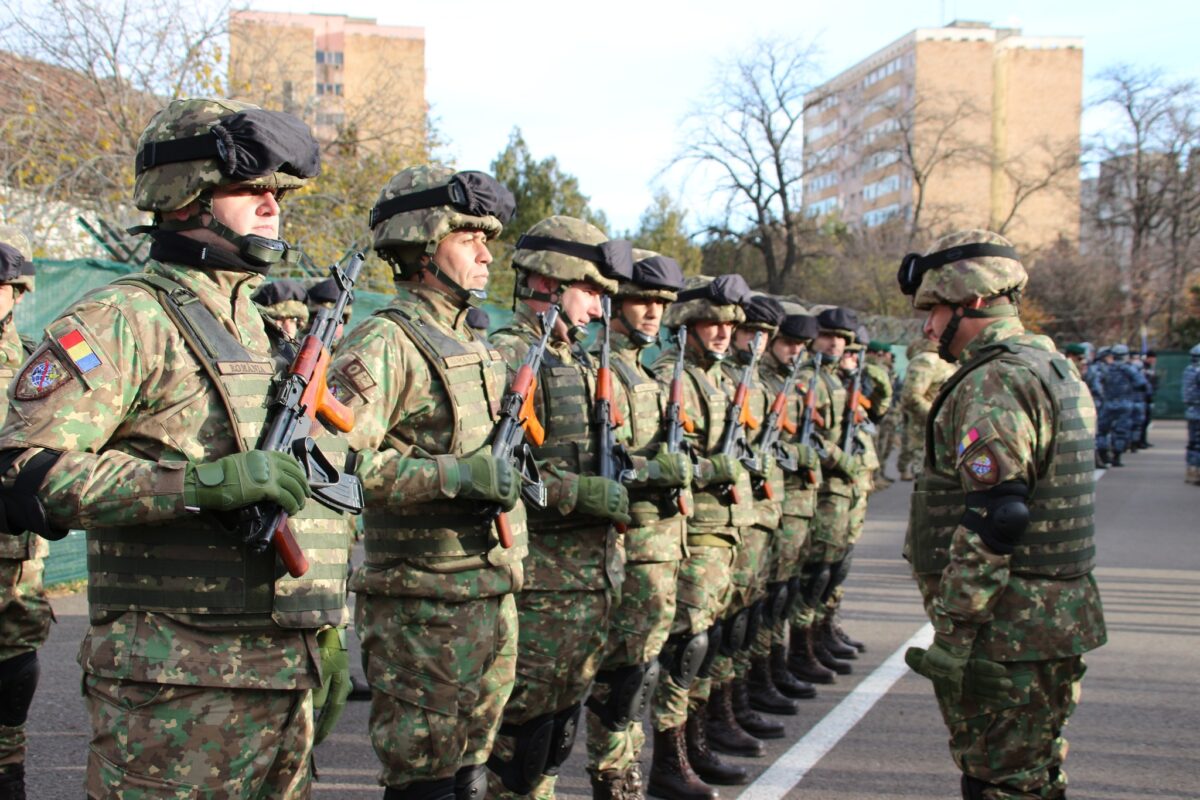 Trei sferturi dintre români susțin stagiul militar voluntar - sondaj INSCOP