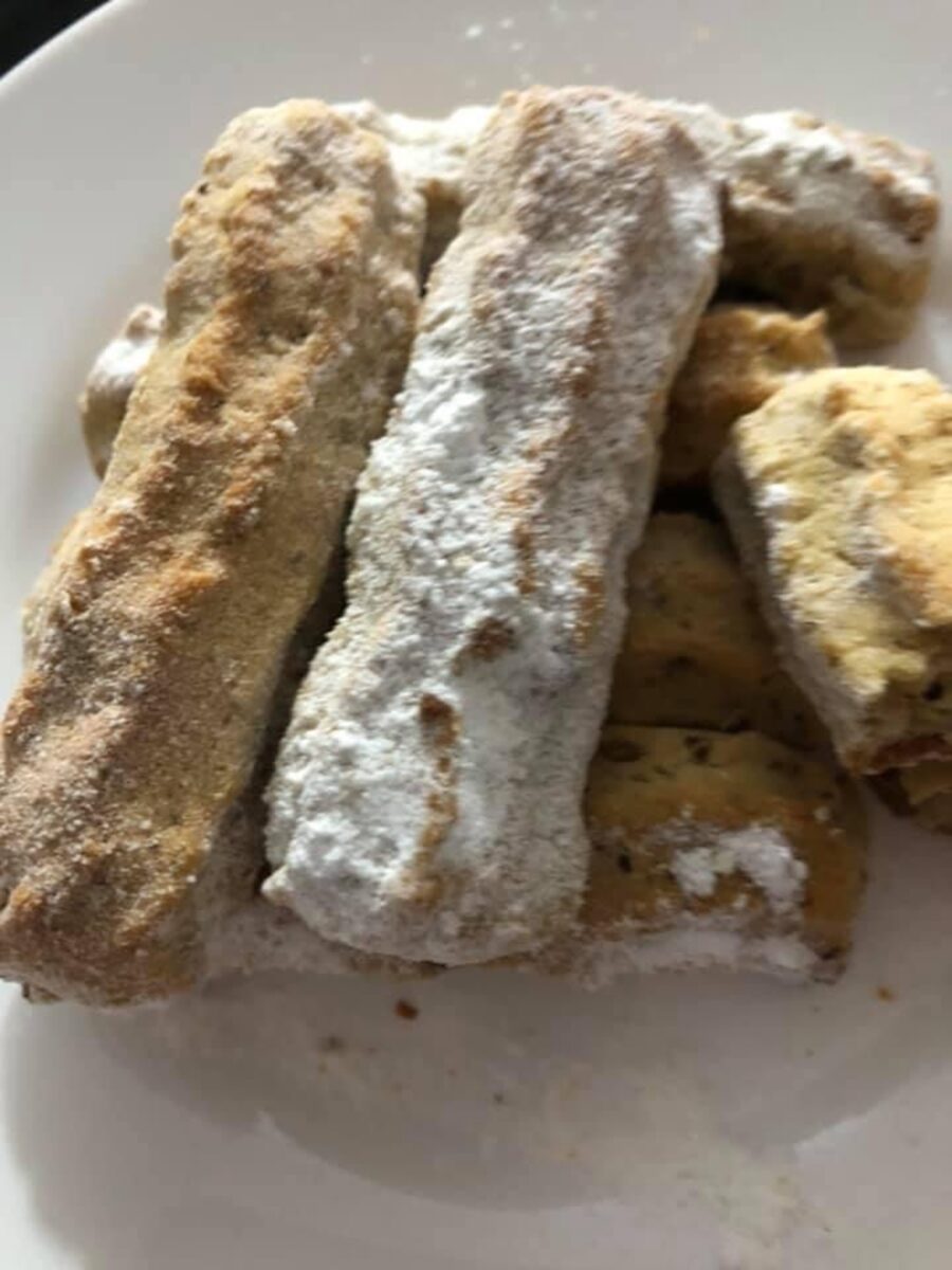 Pișcoturi cu nucă, rețeta tradițională. Un desert delicios la cafea