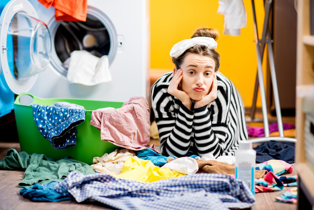 Spală rufele inteligent. Reduci facturile la energie, dar ai și haine dezinfectate