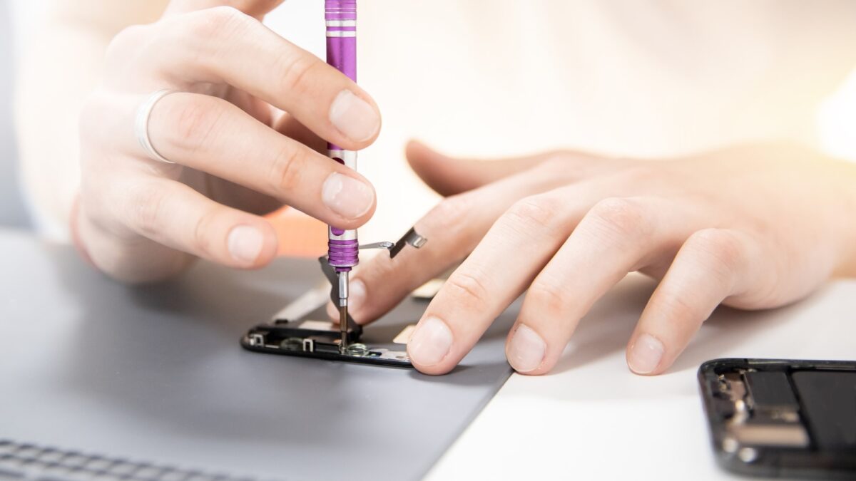 Ministrul Mediului și UE au pus gând rău telefoanelor noi