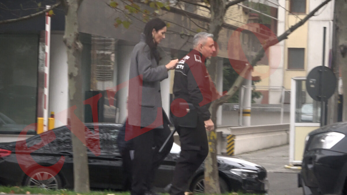 Exclusiv. Imagini de senzație cu Clotilde Armand, escortată de un polițist local