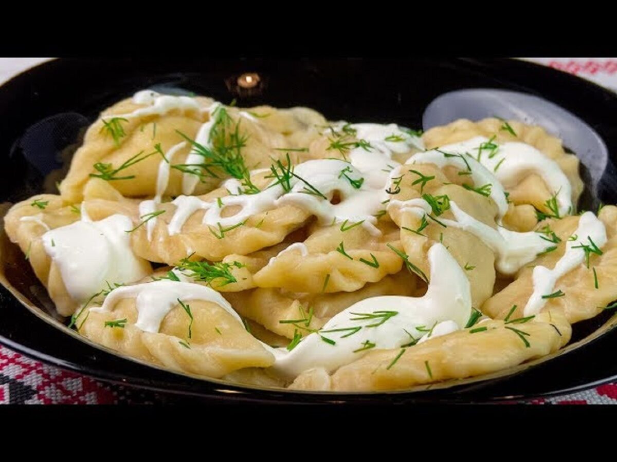 Colțunași cu sos alb şi ciuperci. O rețetă de post ca la bunica