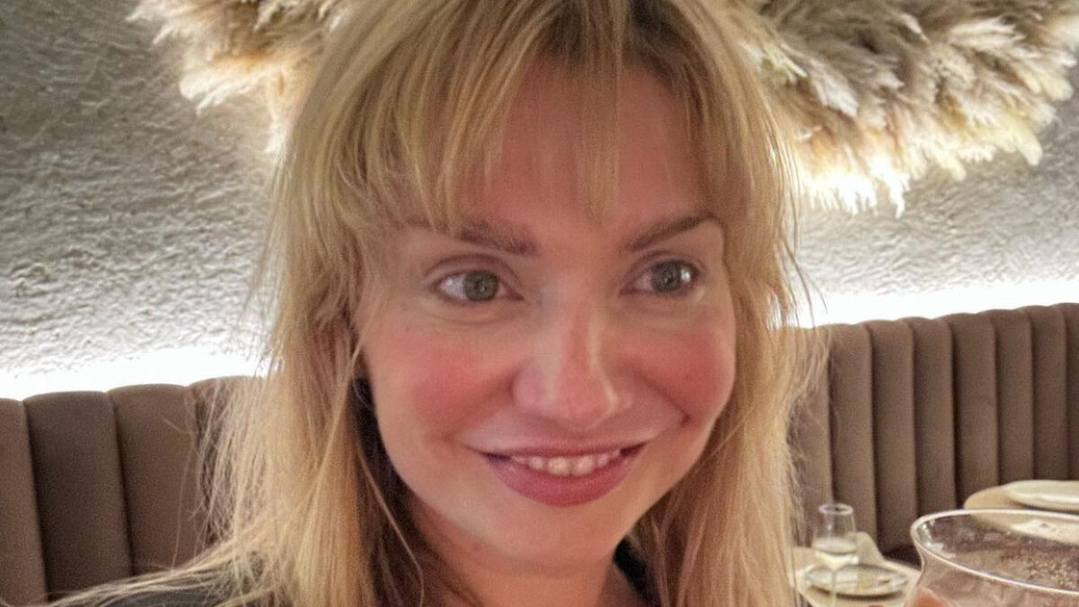 Cristina Cioran, moment liric în baie. Actrița cântă în timp ce-și tunde părul