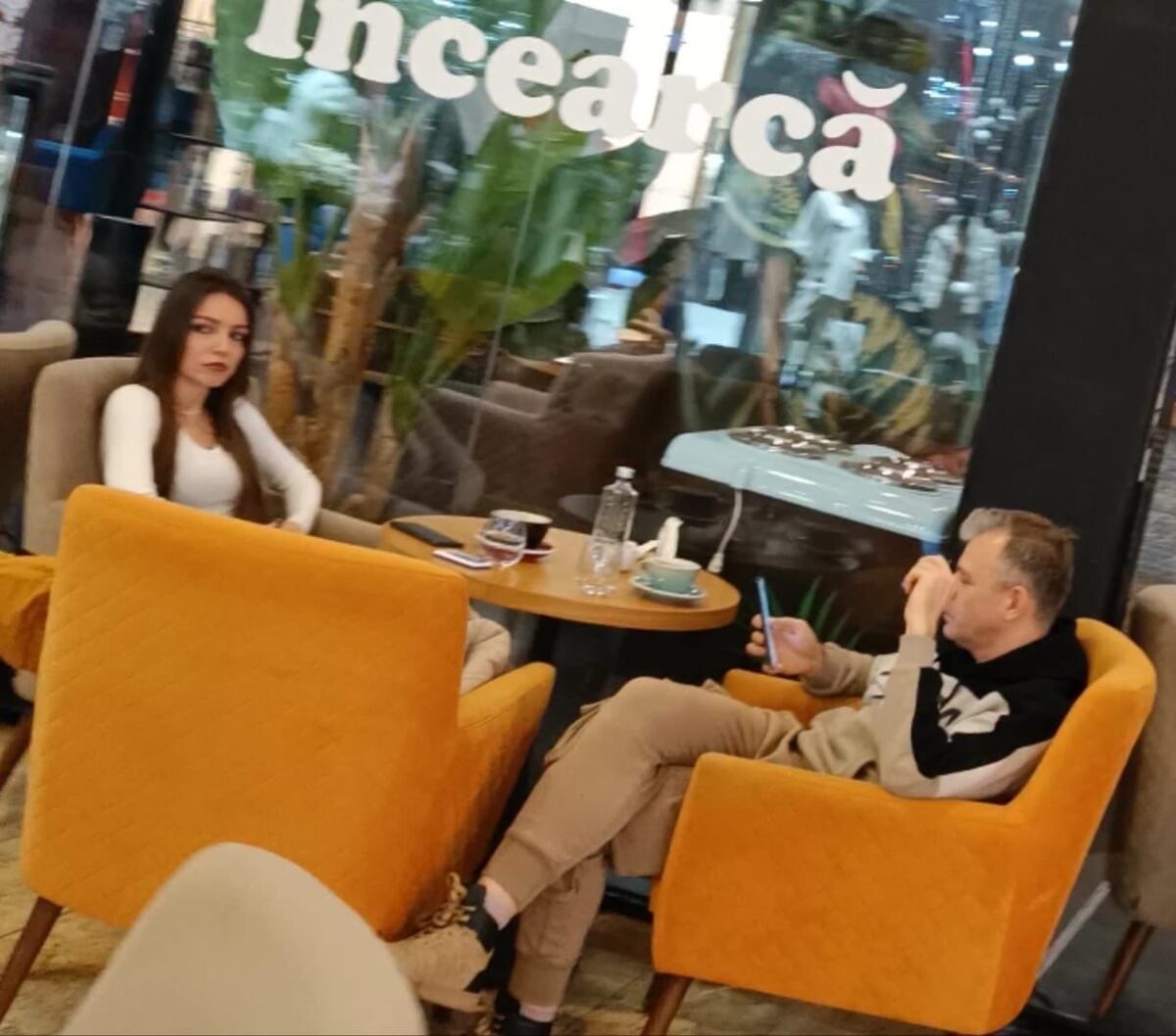 Exclusiv. S-a cam rupt lanțul de iubire. Mălin Bot și-a scos nevestica la mall. Ignorat în public!