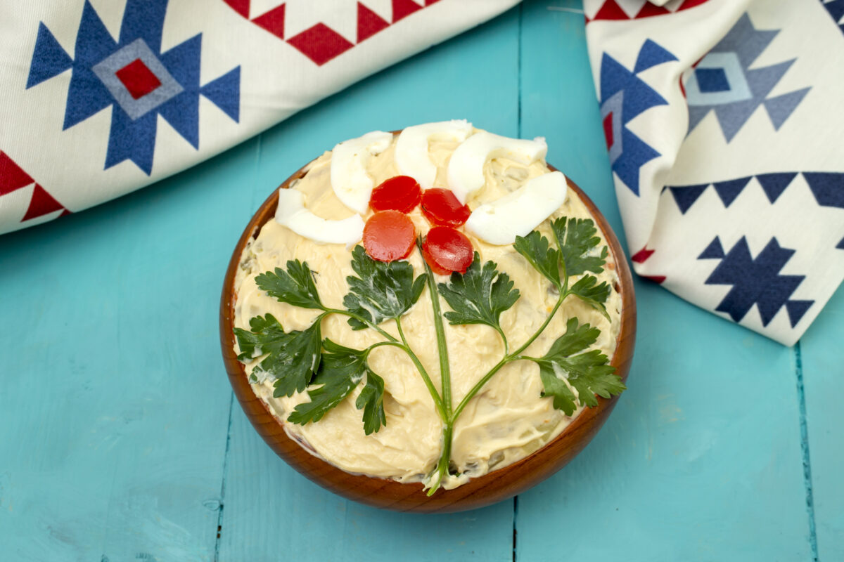 Salata boeuf, vedetă pe internet. O gospodină a ornat deliciosul preparat într-un mod inedit