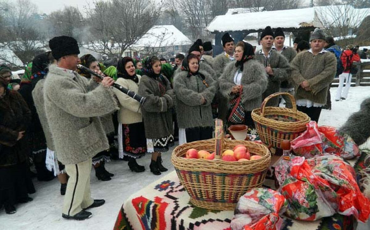 Cât te costă să faci Revelionul în Maramureș. Tăierea porcului, plimbarea cu sania și pălinca, principalele atracții