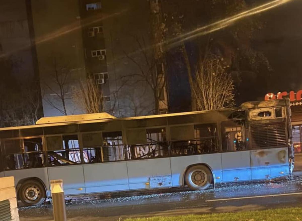 Autobuz STB, distrus de flăcări în Drumul Taberei. Circulație blocată spre Valea Ialomiței