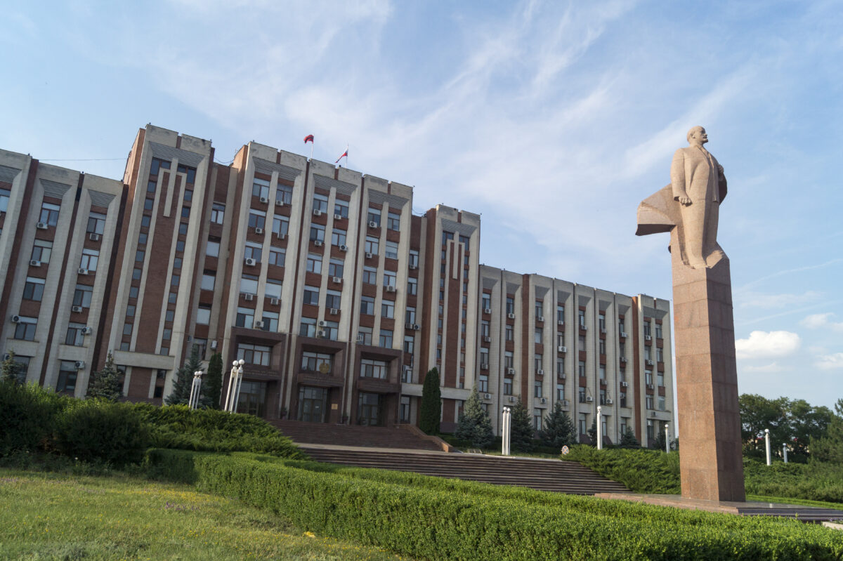 Tot mai mulți șoferi din regiunea transnistreană aleg plăcuțe neutre și permise moldovenești