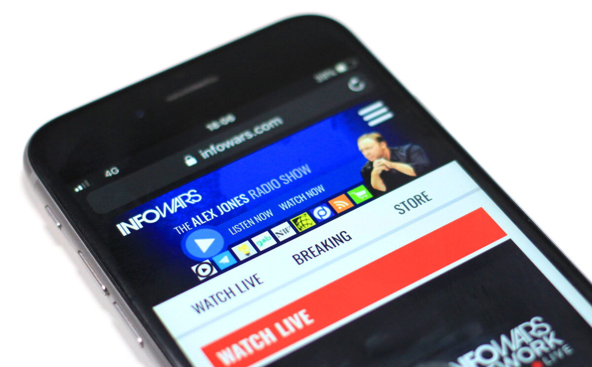 Alex Jones revine pe Twitter, după ce Elon Musk i-a reactivat contul banat acum cinci ani