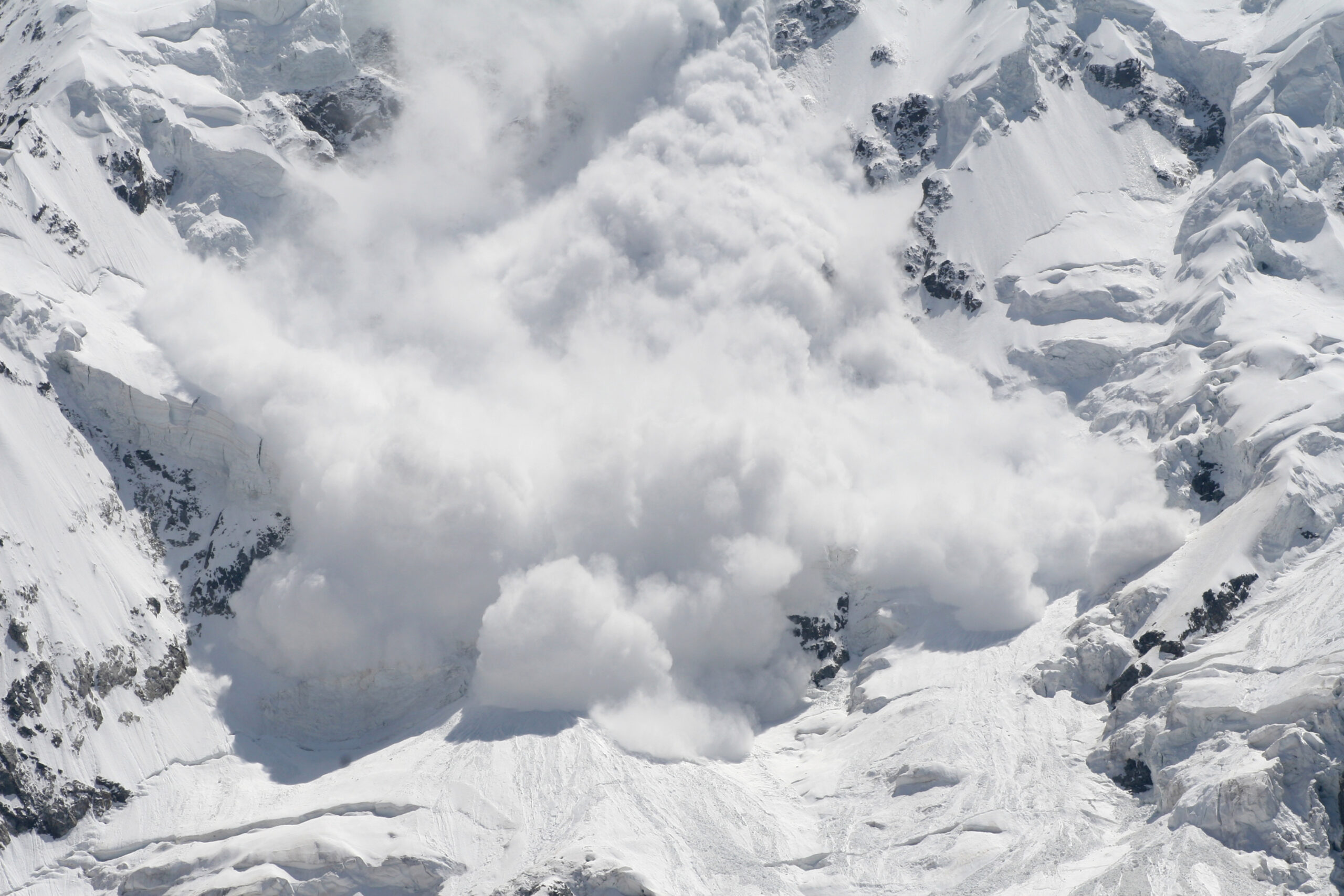 Șapte alpiniști, căutați după avalanșa de pe Broad Peak. Trei membri ai expediției au fost găsiți morți