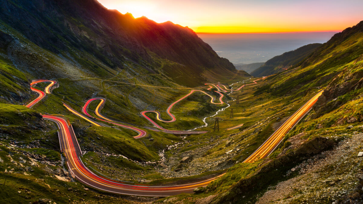 Viitură pe Transfăgărășan: Circulație blocată, zeci de mașini surprinse de torenți