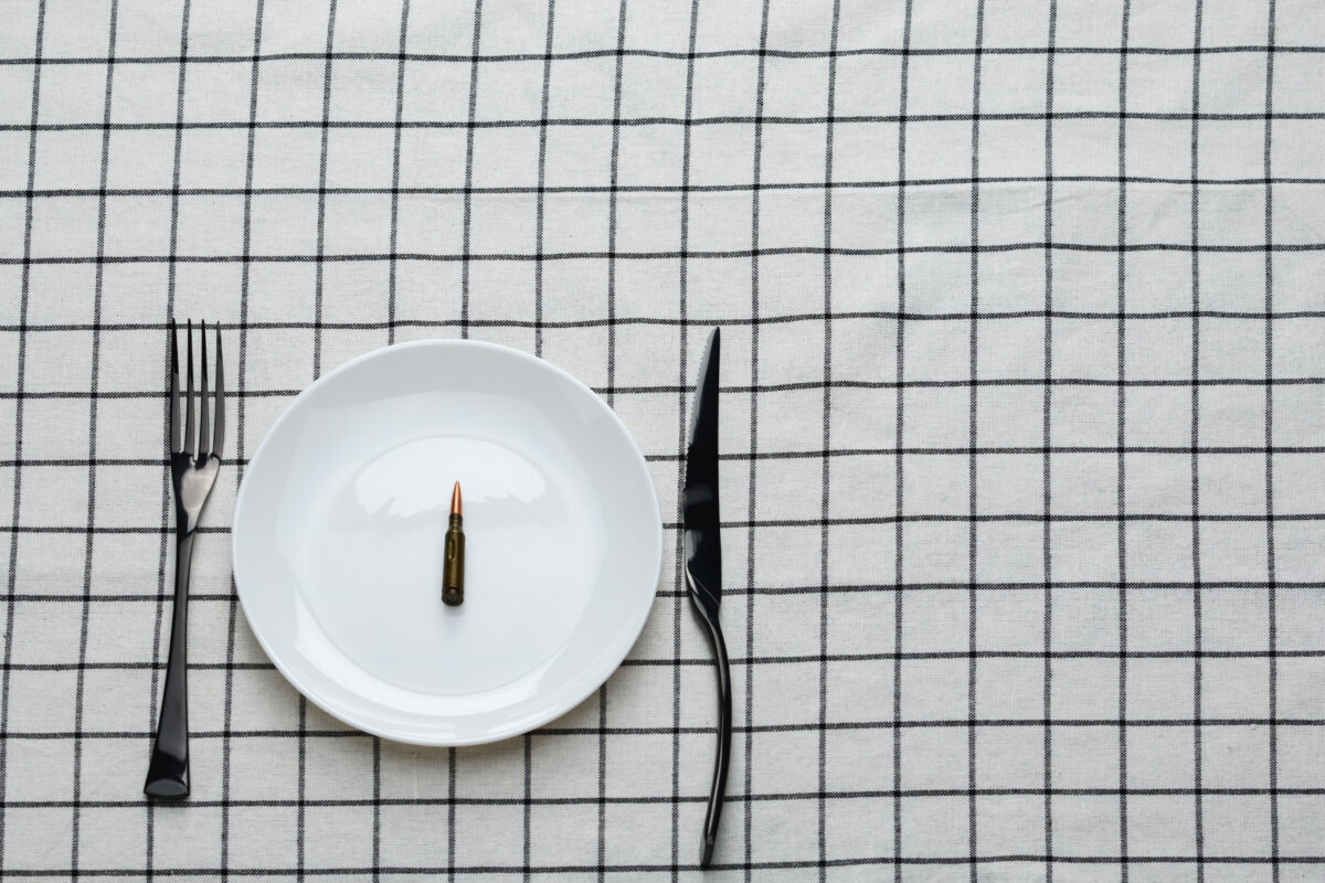 Glonțul de sub farfurie. Un joc nevinovat din noaptea de Revelion i-a prevestit sfârșitul