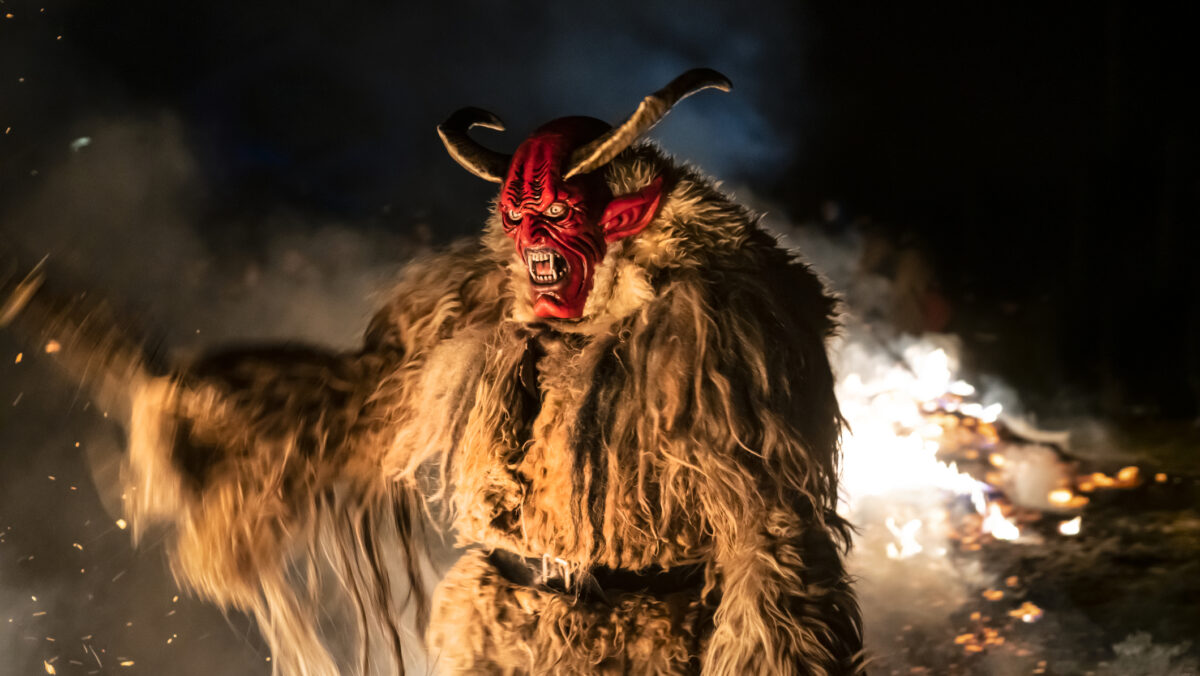 Cine este Krampus, personajul malefic al Crăciunului. El îi pedepsește pe cei răi
