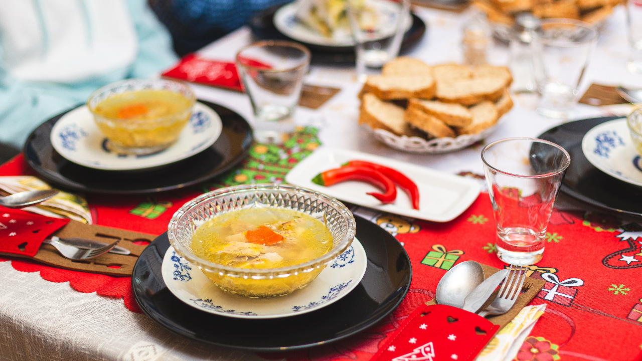 Tot mai mulți români preferă cateringul de Sărbători. Ce buget alocă pentru o masă cu bucate tradiționale