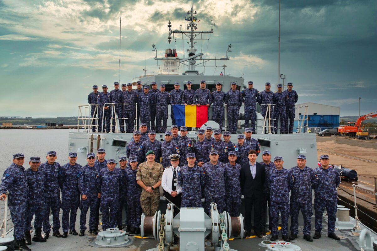 Imagini cu cea mai nouă navă din flota statului. Vânătorul de mine cumpărat de la britanici a ajuns la Constanța