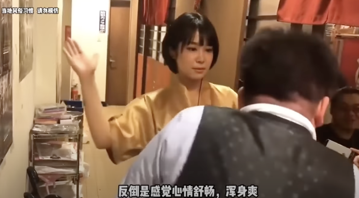 Palme pe fața clienților, un nou serviciu într-un restaurant japonez. Video recomandat +16