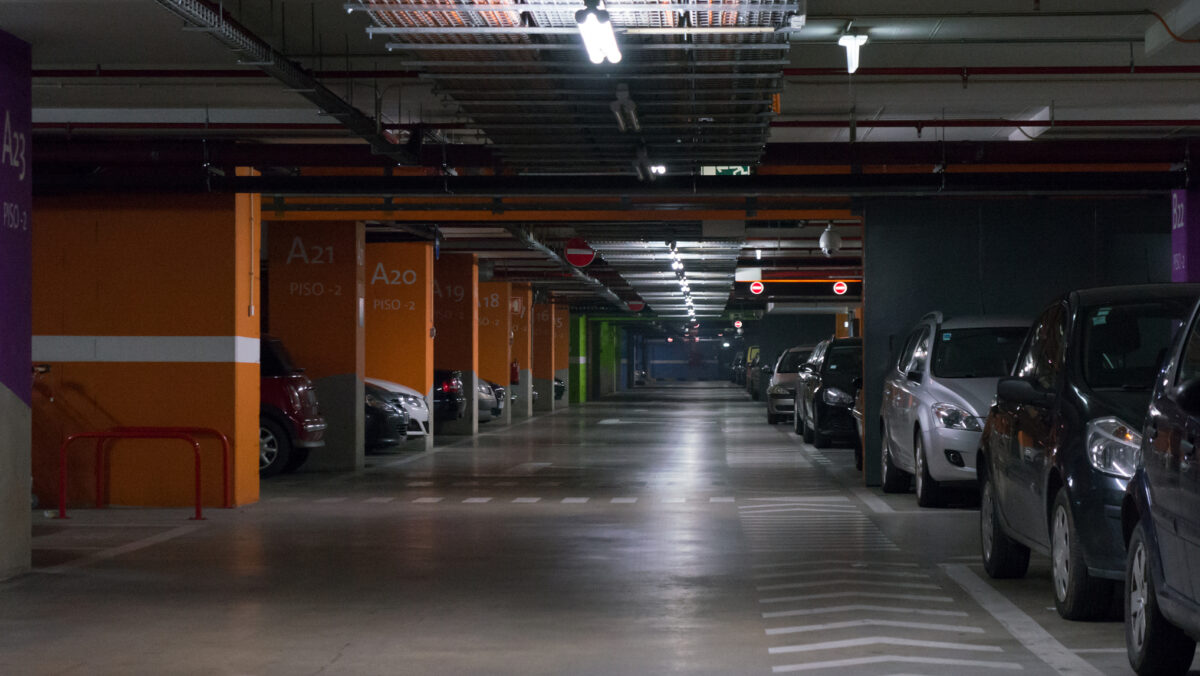 Riști să rămâi fără bani în parcare la mall. Este plin de hoți