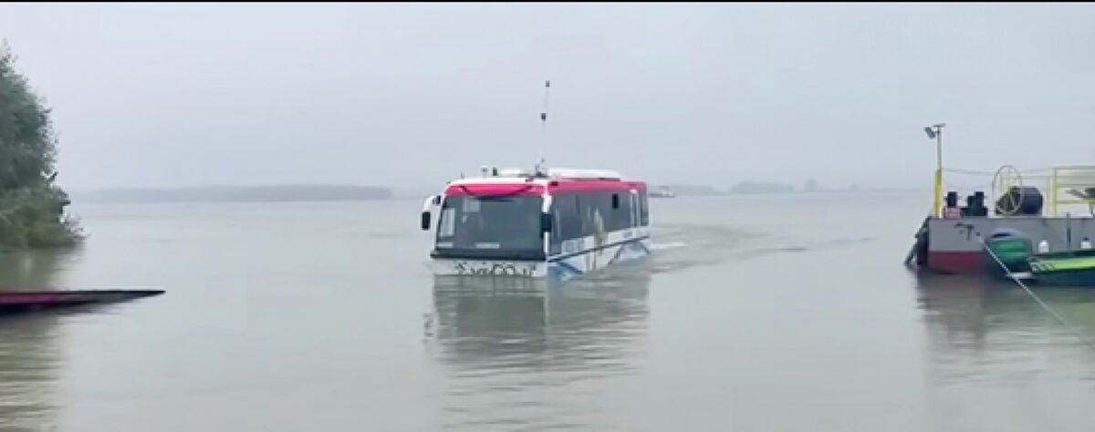 Un autobuz amfibie asigură legătura peste Dunăre între România și Bulgaria. Video