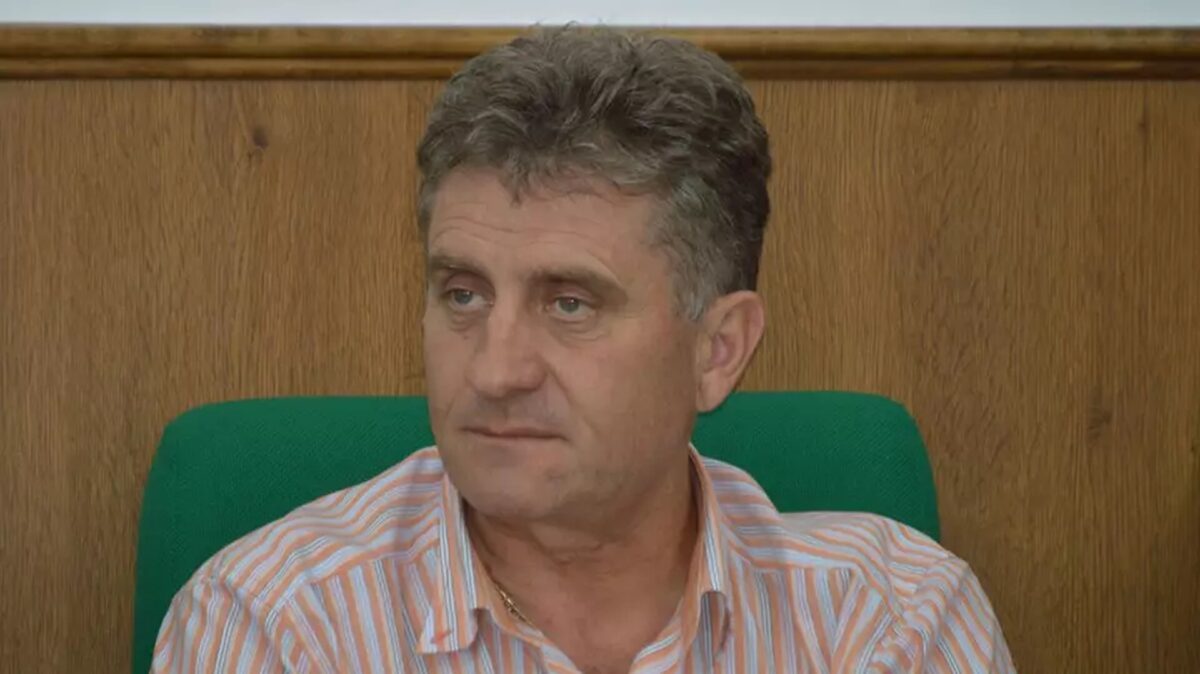 Primar PSD din Vaslui, filmat dansând pe mesele din Căminul Cultural. Video