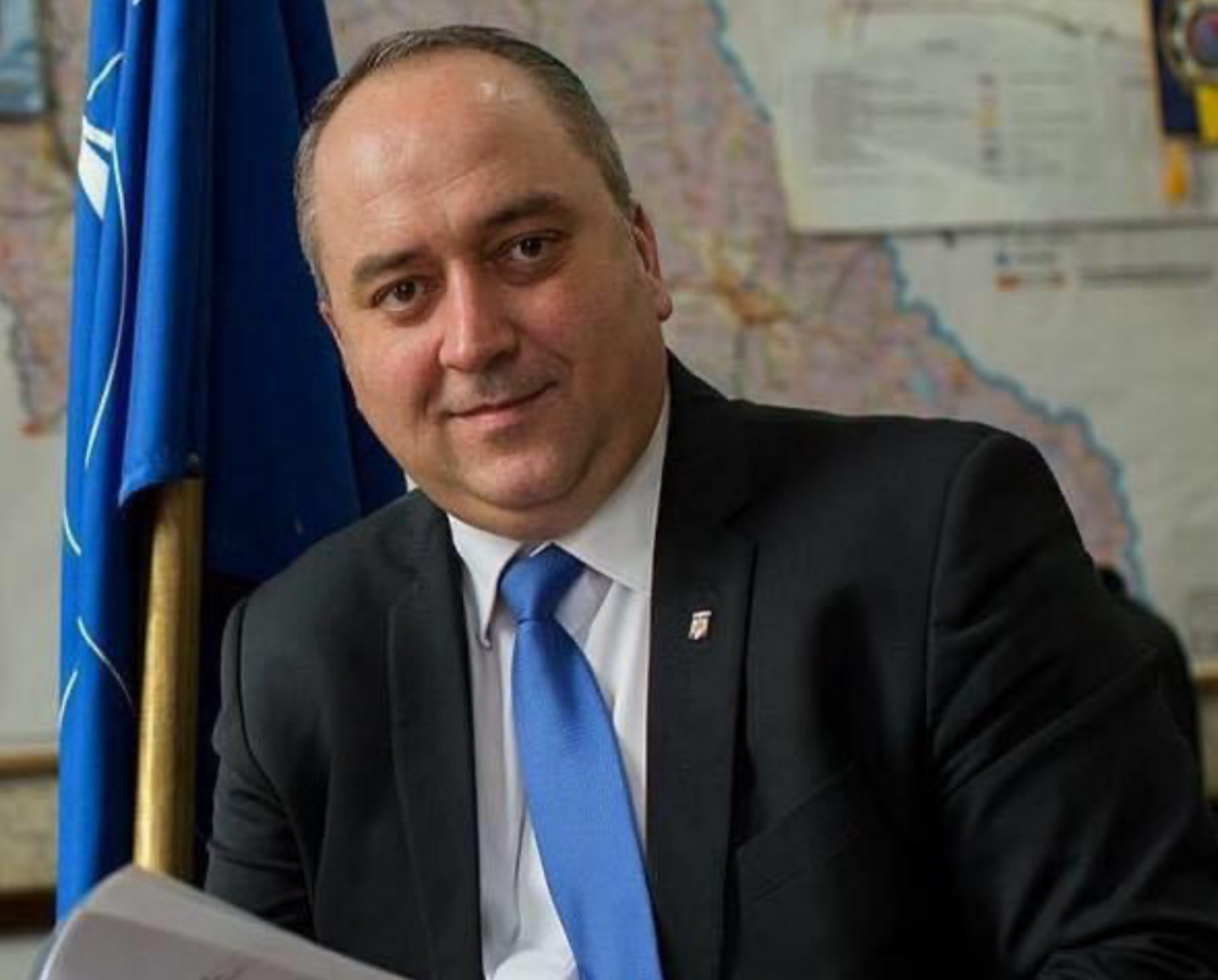 Fostul subprefect „fripturist”, Bogdan Abalaşi, cere despăgubiri. A făcut psoriazis pe fond de stres