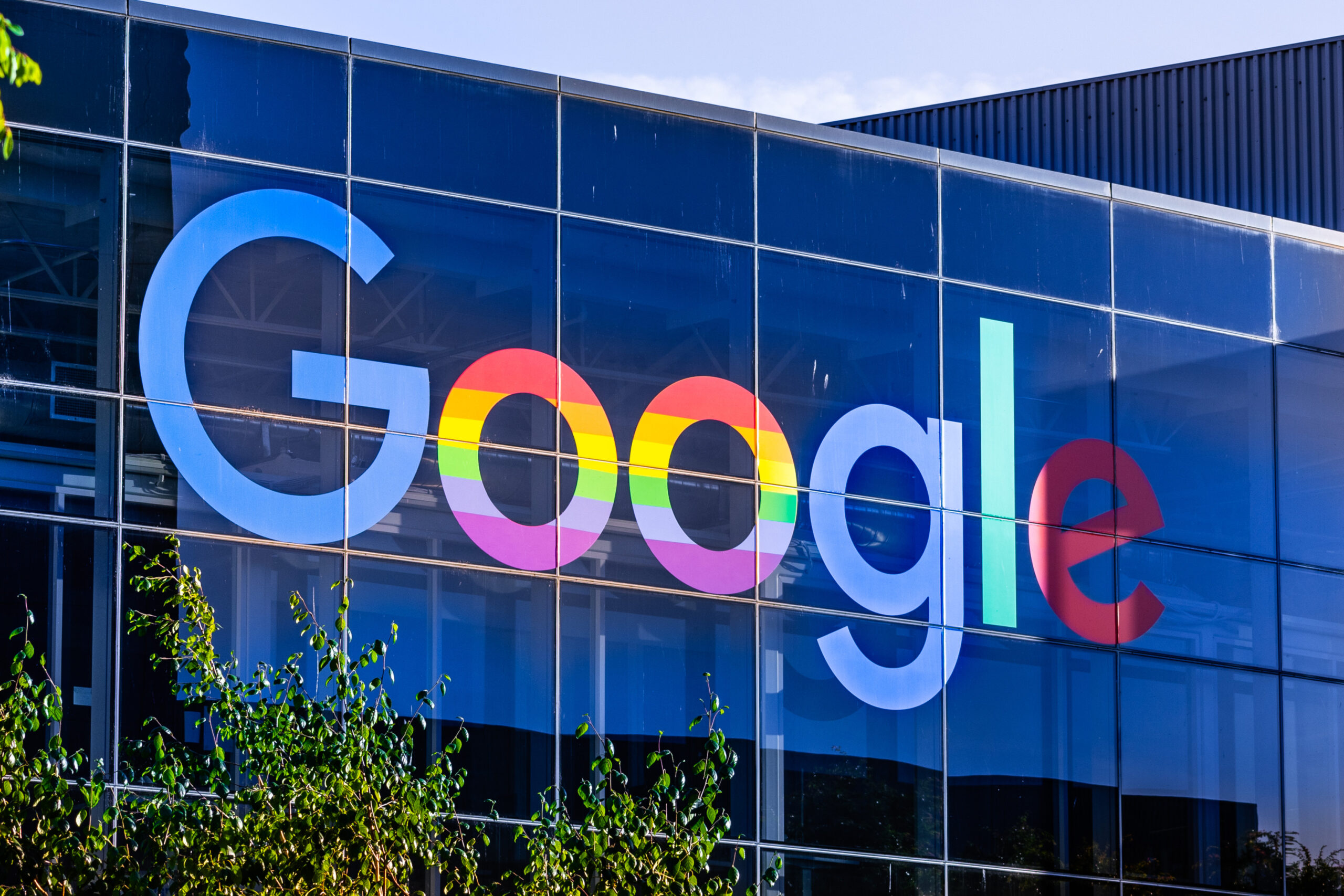 Google, în centrul unui nou scandal. Compania, acuzată că a folosit ilegal milioane de cărți pentru dezvoltarea Gemini