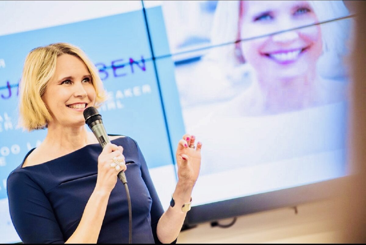 Femeia de care ascultă toți șoferii. Misterul a fost dezvăluit. Video